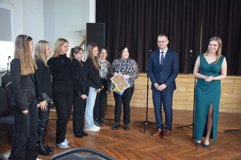 Wręczenie podziękowania za występ muzyczny uczniów ZSP w Wietrzychowiach