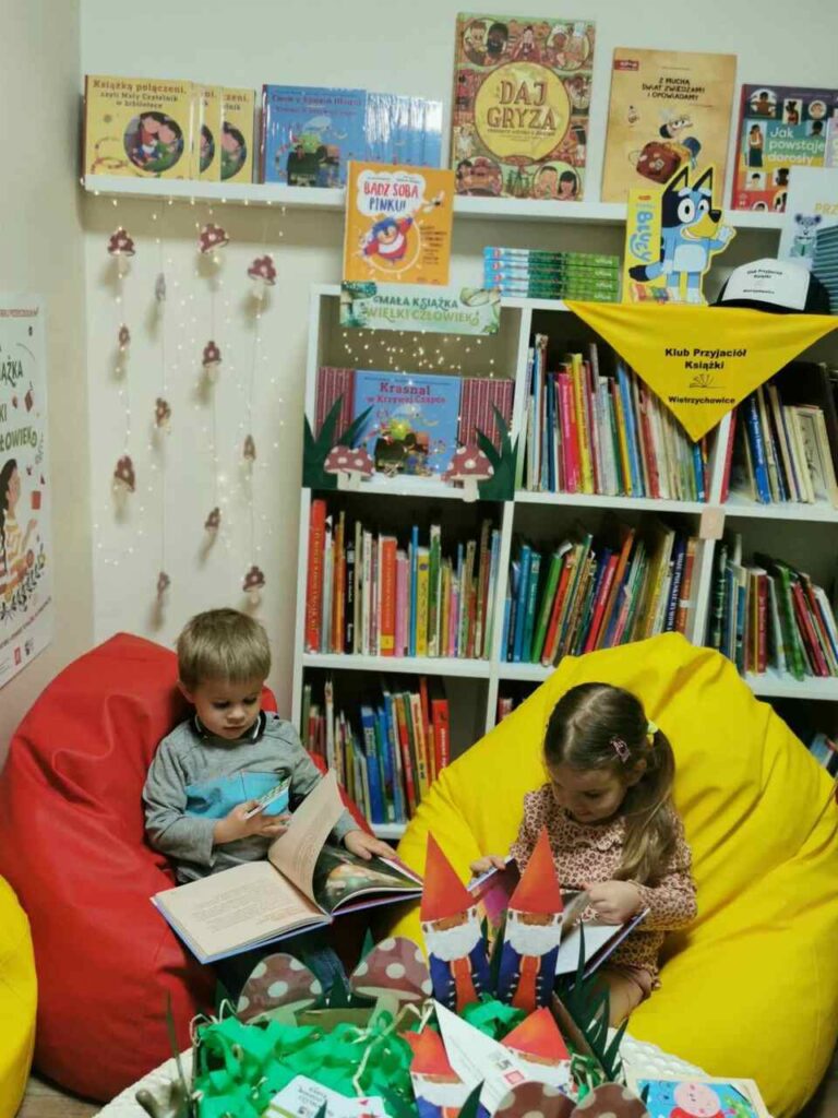 Strefa małego czytelnika w bibliotece w Wietrzychowicach 