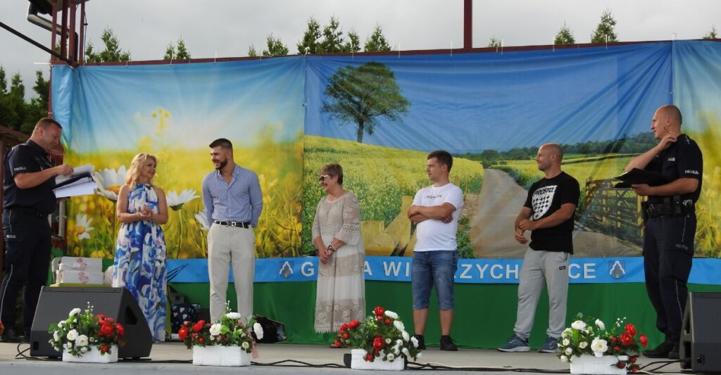 Chętni uczestniczący w konkursie policyjnym.